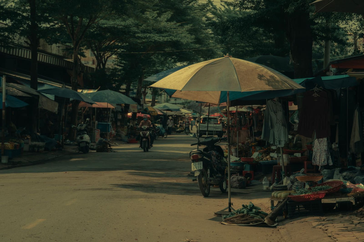 ตลาดนัดกลางคืนพัทยา: เดินตรงไหนถึงจะเจอของจริง ไม่ใช่แค่ที่จอดรถ?